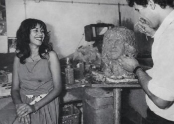 עפרה חזה בהכנת פסל שעווה