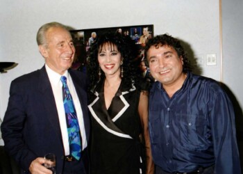 עפרה חזה עם שמעון פרס ובועז שרעבי בצילומי תוכנית יום העצמאות של דן שילון, 01.05.1995