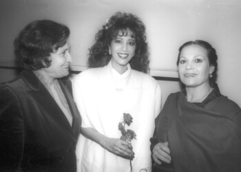 עפרה חזה עם גילה אלמגור והשרה שושנה ארבלי-אלמוזלינו