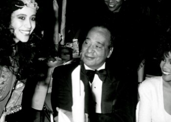 עפרה חזה עם וויטני יוסטון