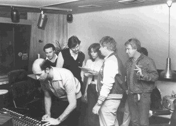 עפרה חזה באולפן ההקלטות עם אהוד מנור ואבי טולדנו