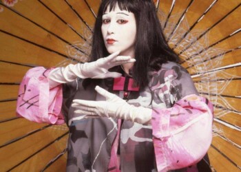 עפרה חזה מתחפשת ליפנית