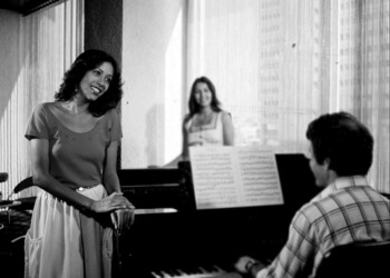 עפרה חזה בסרט "נערת הפרברים", 1979