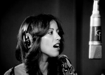 עפרה חזה בסרט "נערת הפרברים", 1979