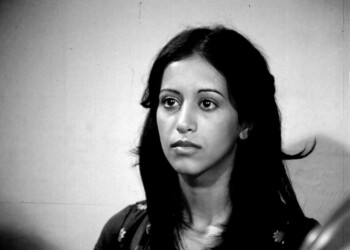 עפרה חזה בסרט "נערת הפרברים", 1979