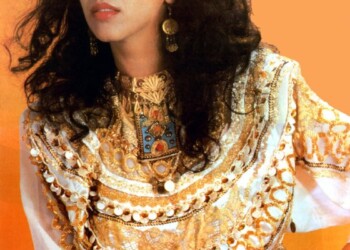 פוסטר של עפרה חזה