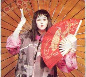 עפרה חזה מתחפשת ליפנית