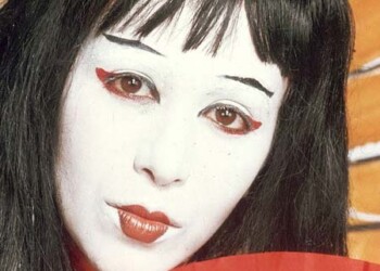 עפרה חזה מתחפשת ליפנית