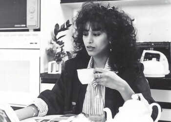 עפרה חזה בארוחת בוקר, 1986