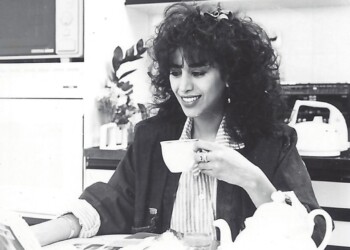 עפרה חזה בארוחת בוקר, 1986