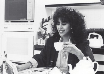 עפרה חזה בארוחת בוקר, 1986