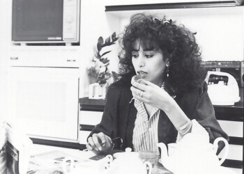 עפרה חזה בארוחת בוקר, 1986