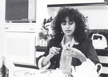 עפרה חזה בארוחת בוקר, 1986