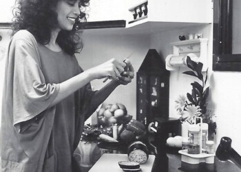 עפרה חזה במטבח, 1986