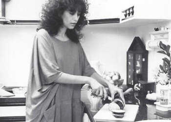 עפרה חזה במטבח, 1986