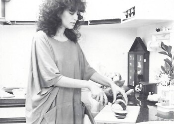 עפרה חזה במטבח, 1986