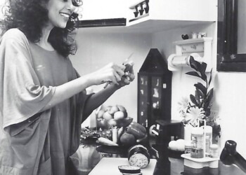 עפרה חזה במטבח, 1986