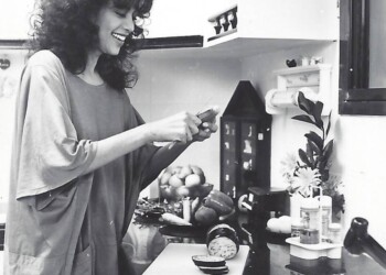 עפרה חזה במטבח, 1986