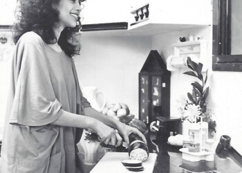 עפרה חזה במטבח, 1986