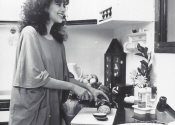 עפרה חזה במטבח, 1986