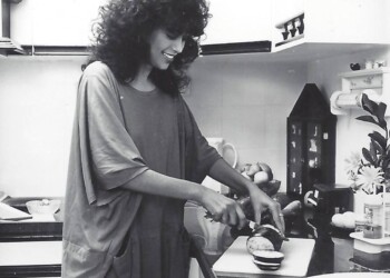 עפרה חזה במטבח, 1986