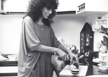 עפרה חזה במטבח, 1986