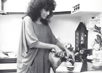 עפרה חזה במטבח, 1986