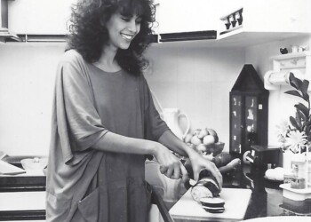 עפרה חזה במטבח, 1986