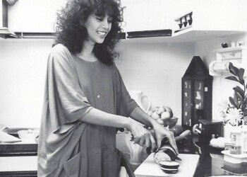 עפרה חזה במטבח, 1986