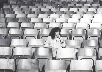 עפרה חזה לפני הופעה, 1986