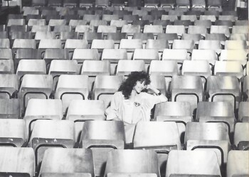 עפרה חזה לפני הופעה, 1986