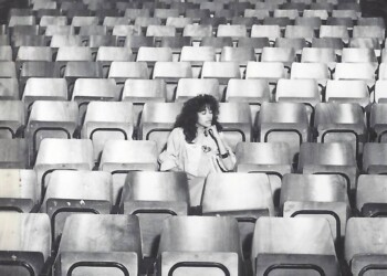 עפרה חזה לפני הופעה, 1986