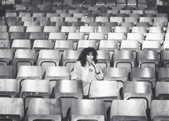 עפרה חזה לפני הופעה, 1986