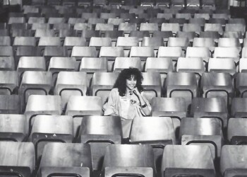 עפרה חזה לפני הופעה, 1986