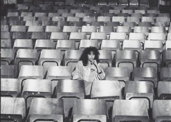 עפרה חזה לפני הופעה, 1986