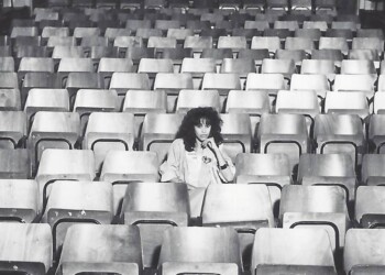 עפרה חזה לפני הופעה, 1986