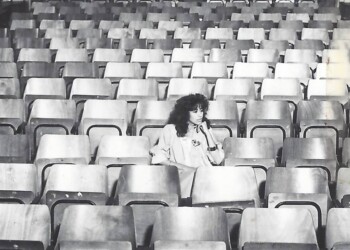 עפרה חזה לפני הופעה, 1986