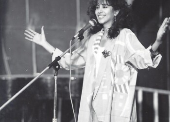 עפרה חזה לקראת ההופעה, 1986