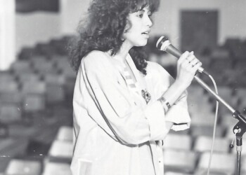 עפרה חזה לקראת ההופעה, 1986