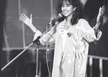 עפרה חזה לקראת ההופעה, 1986