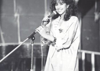 עפרה חזה לקראת ההופעה, 1986