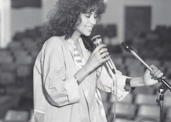 עפרה חזה לקראת ההופעה, 1986