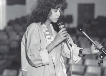 עפרה חזה לקראת ההופעה, 1986