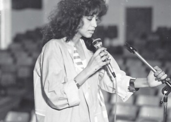 עפרה חזה לקראת ההופעה, 1986