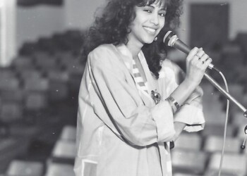 עפרה חזה לקראת ההופעה, 1986