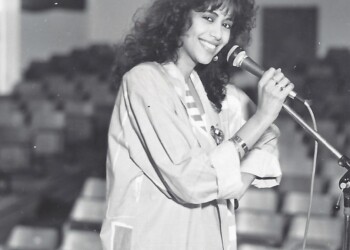 עפרה חזה לקראת ההופעה, 1986