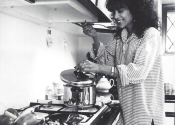 עפרה חזה מבשלת, 1986