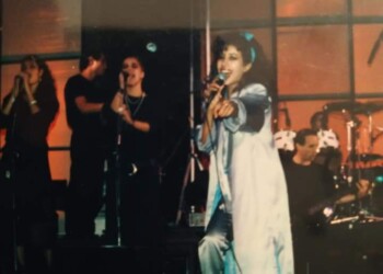 עפרה חזה על הבמה, 1986