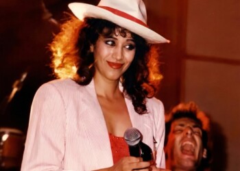 עפרה חזה על הבמה, 1986