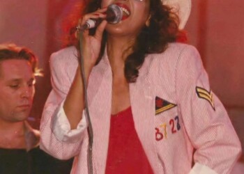 עפרה חזה על הבמה, 1986